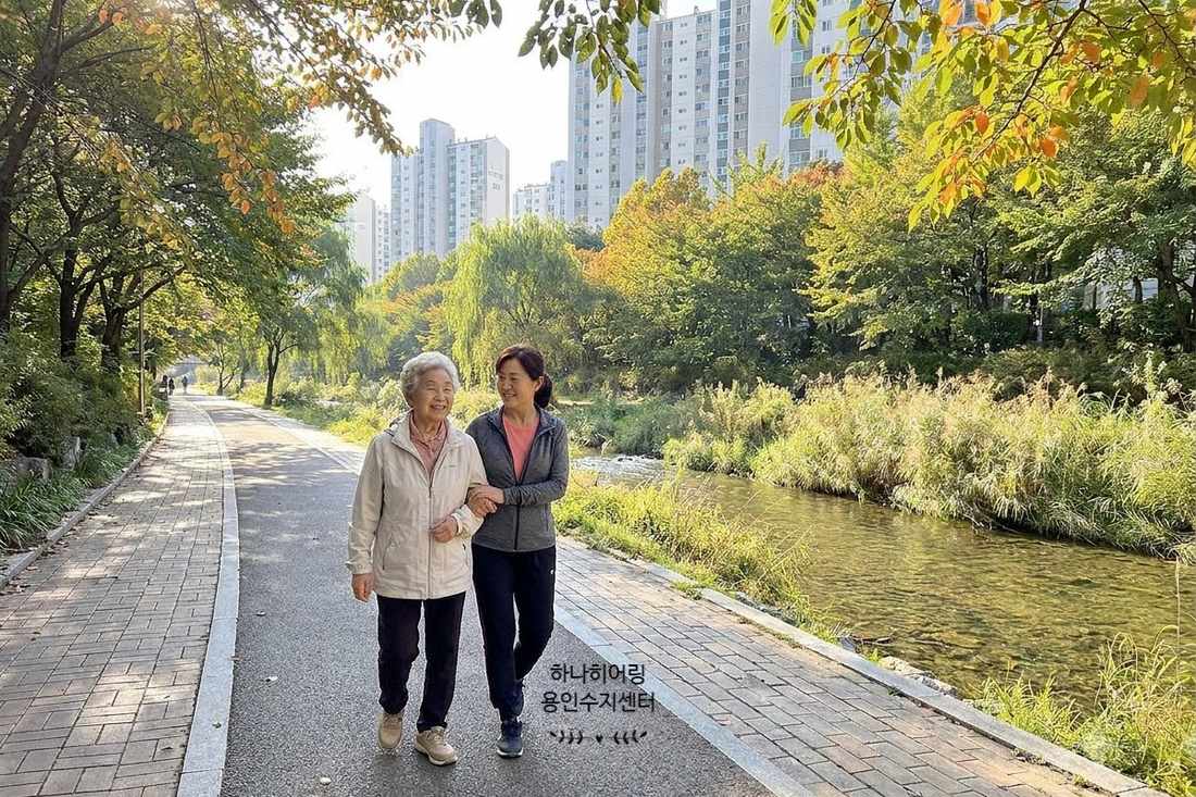 정평천을 따라 걷는 어르신과 가족